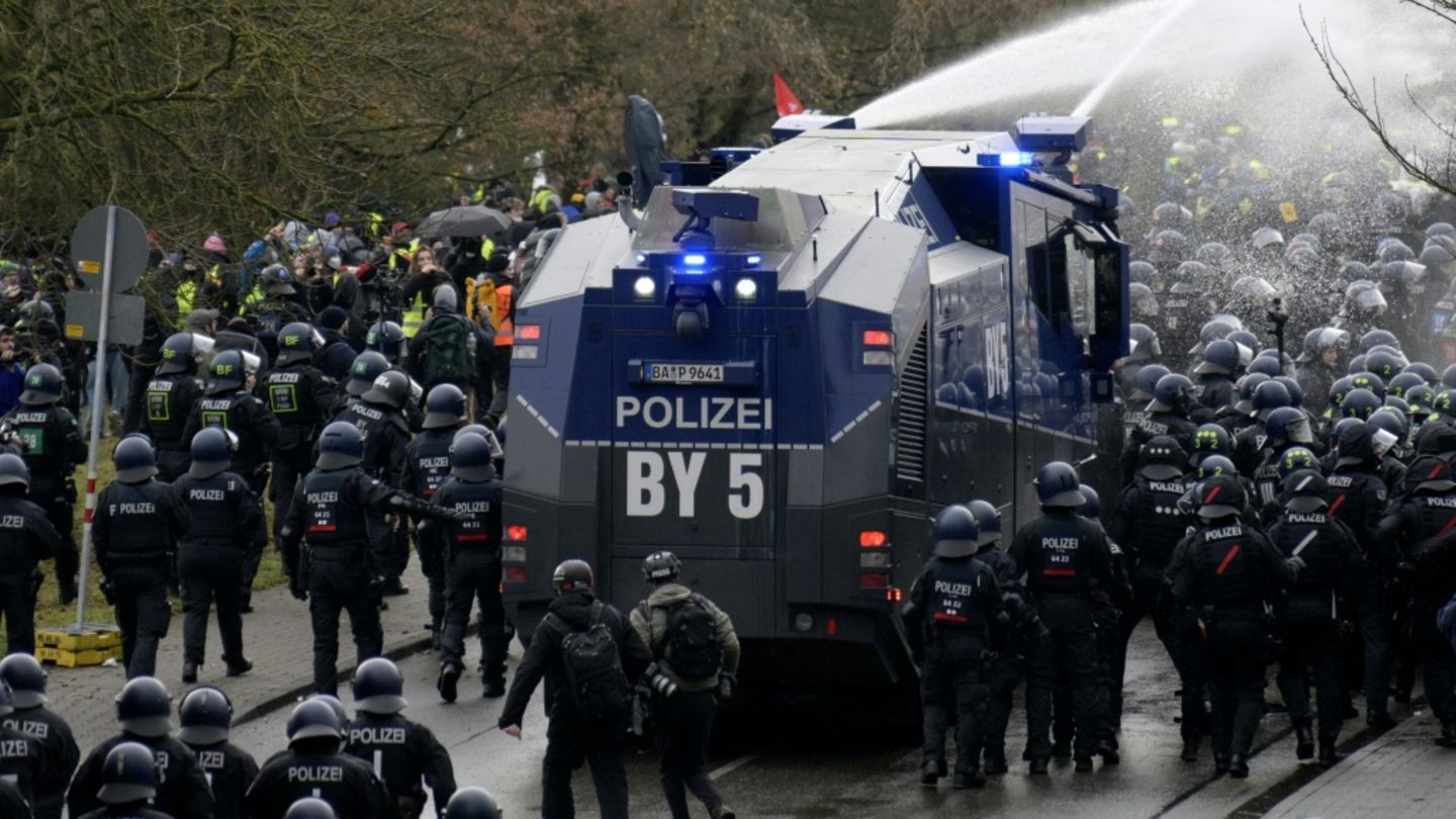Einsatz bei AfD-Veranstaltung in Gießen: Mehr als 50 Polizisten verletzt