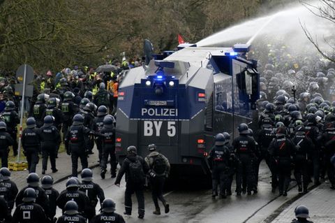 Wasserwerfer bei den Gegenprotesten in Gießen