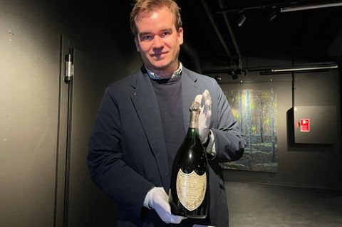 Thomas Rosendahl Andersen mit der Champagnerflassche