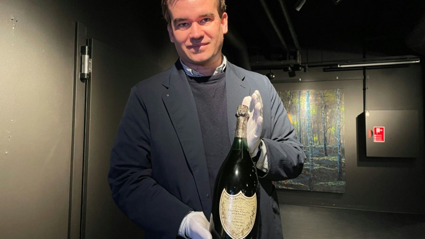 Thomas Rosendahl Andersen mit der Champagnerflassche