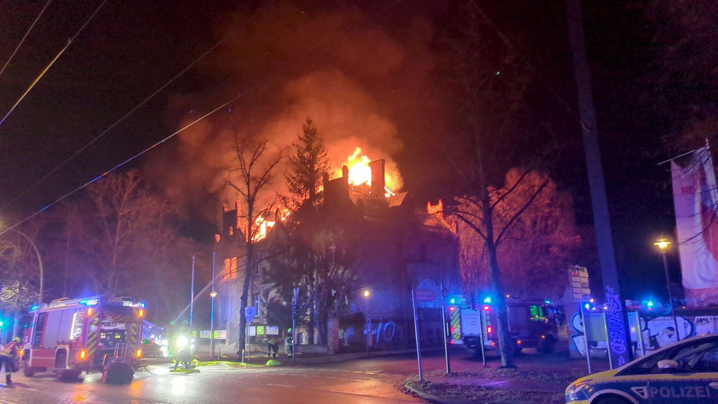 Die Feuerwehr kämpfte über mehrere Stunden gegen die Flammen. Foto: Udo Janke/NEWS5/dpa