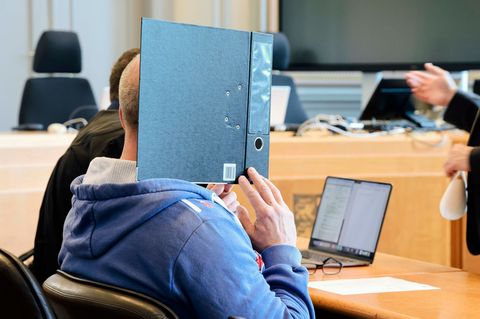 Der 53-Jährige steht wegen zweifachen Mordes vor dem Landgericht Kiel. (Archivbild) Foto: Frank Molter/dpa