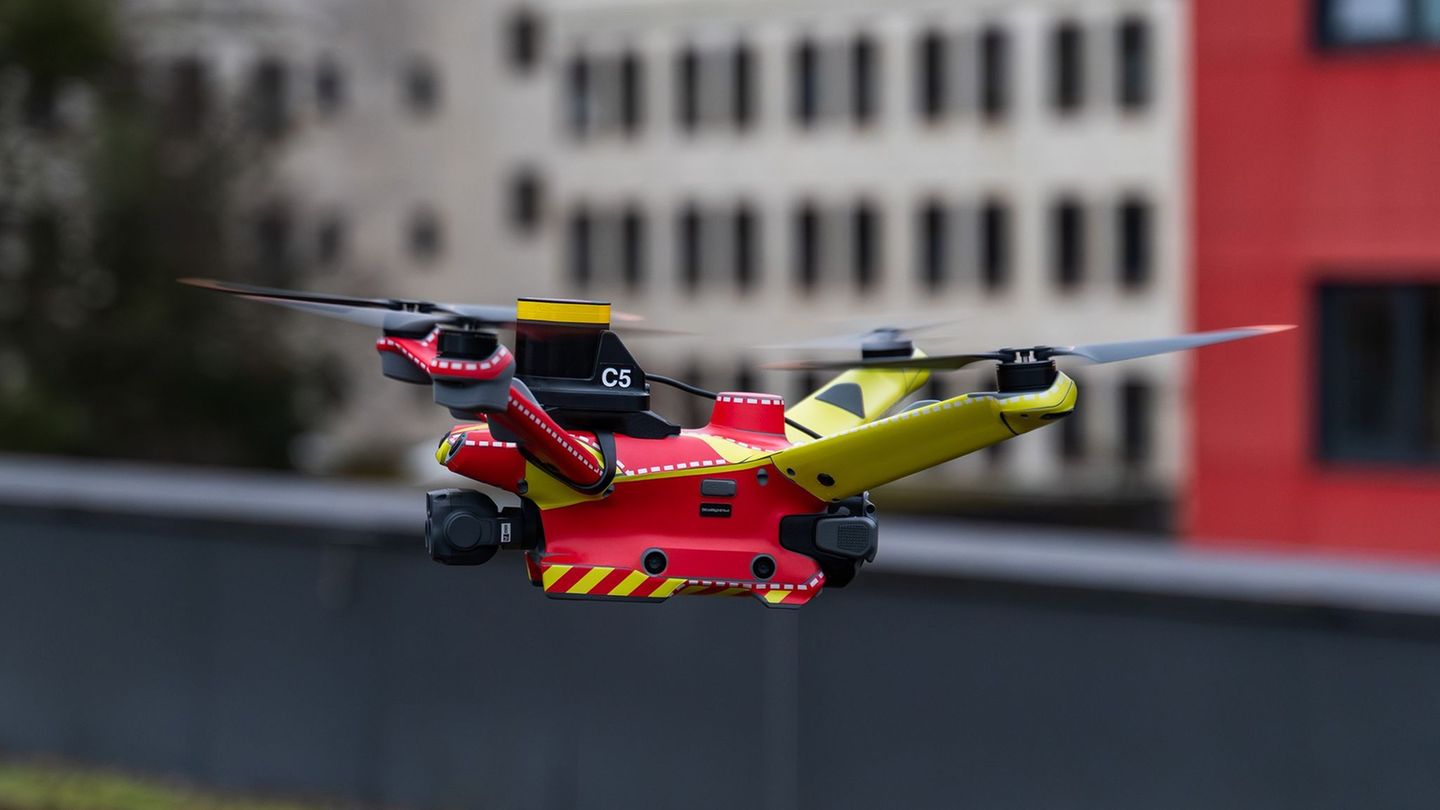 Automatisierte Drohnen sollen künftig Livebilder von Einsatzorten liefern - noch vor Eintreffen der Feuerwehr. (Handout) Foto: B