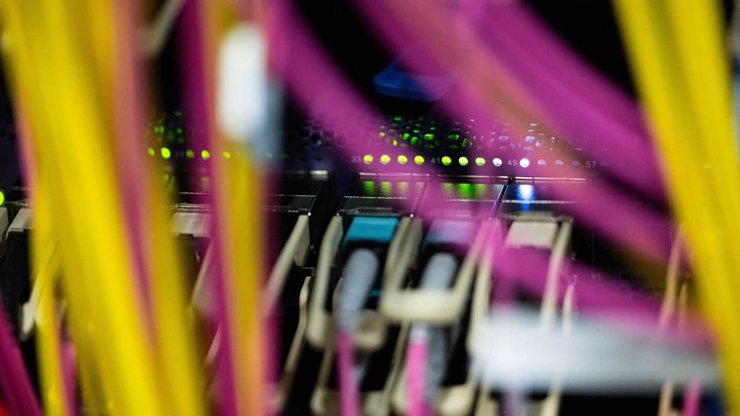 Blick aus einem Rechenzentrum - die Datenmassen steigen rasant im Internetzeitalter. (Symbolbild) Foto: Marijan Murat/dpa