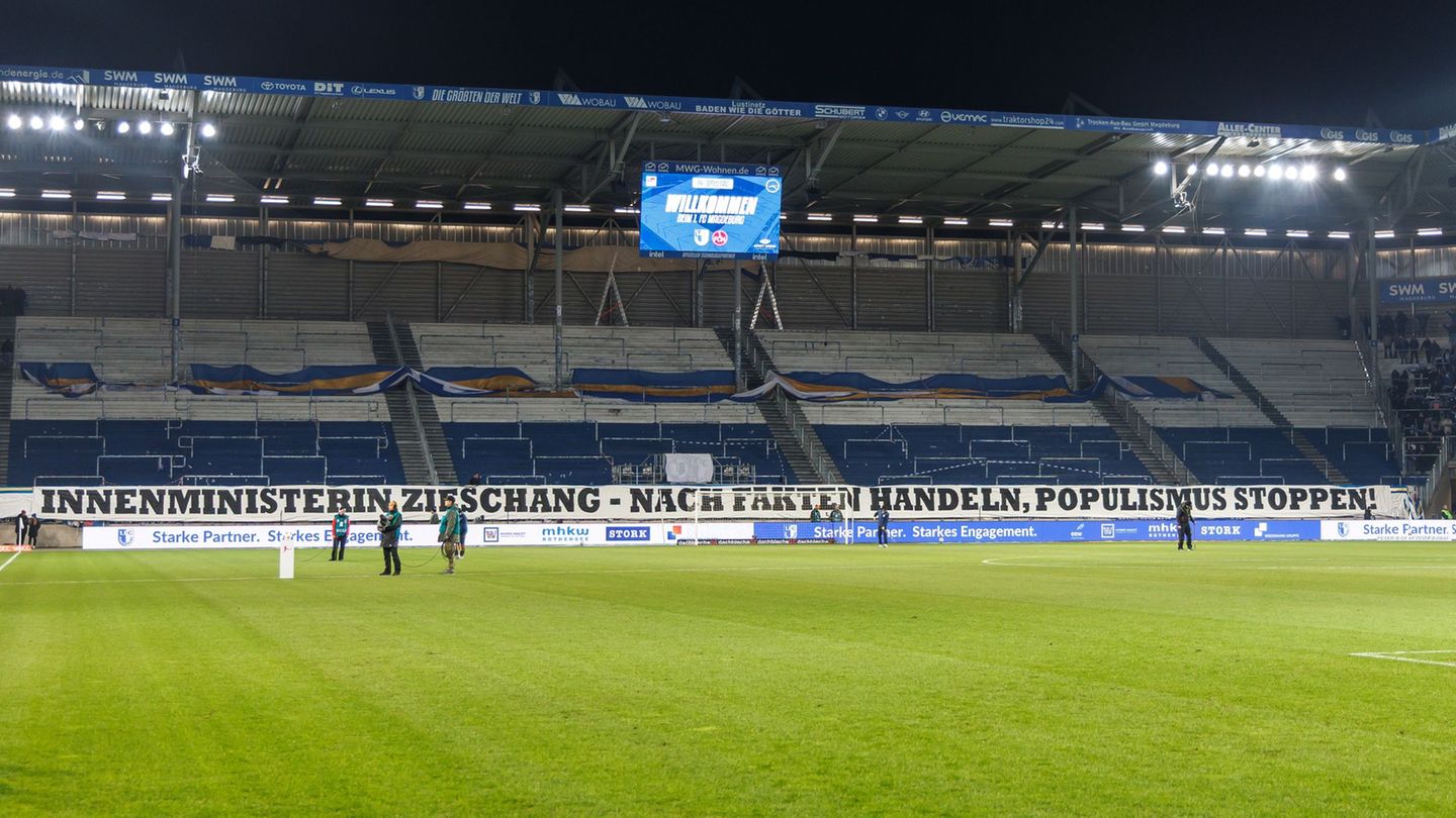Die Fans protestieren. Foto: Andreas Gora/dpa