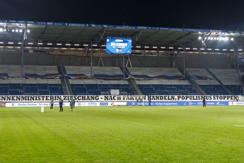 Die Fans protestieren. Foto: Andreas Gora/dpa