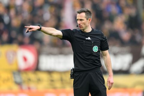 Schiedsrichter Benen reagierte schnell. Foto: Robert Michael/dpa