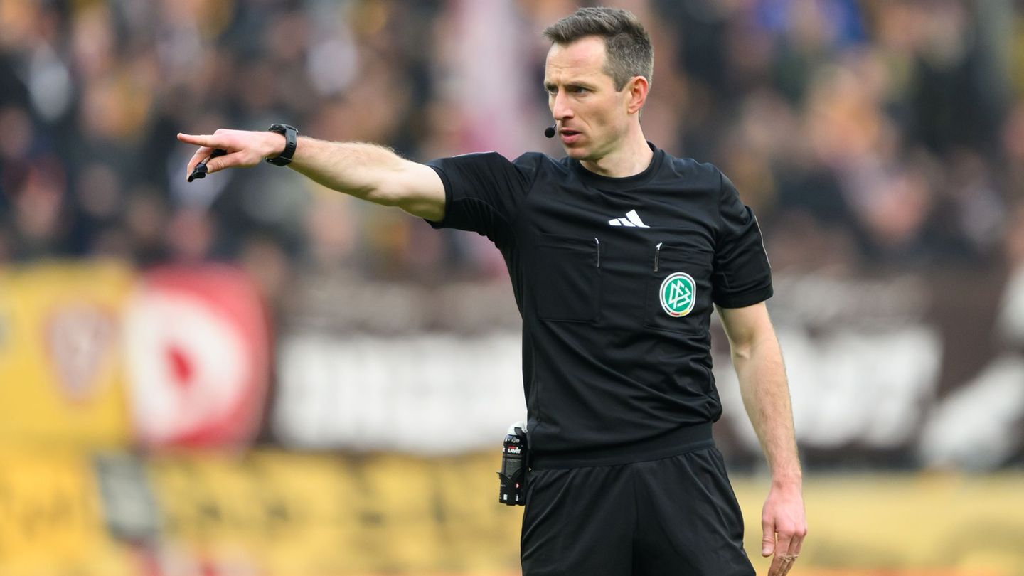 Schiedsrichter Benen reagierte schnell. Foto: Robert Michael/dpa