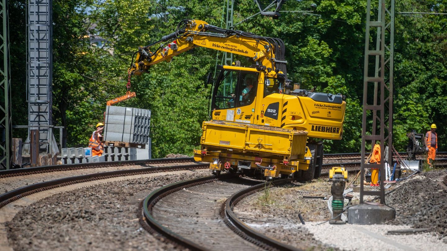 Verkehrsminister fordert bessere Infos zu Bahnbaustellen. (Archivbild) Foto: Christoph Schmidt/dpa