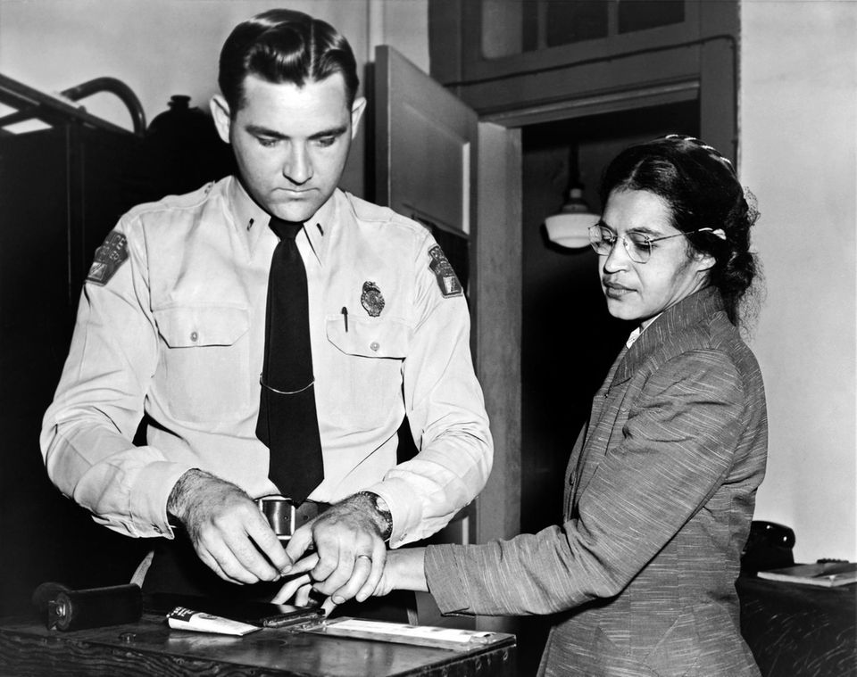 Ein Polizist nimmt Fingerabdrücke von Rosa Parks