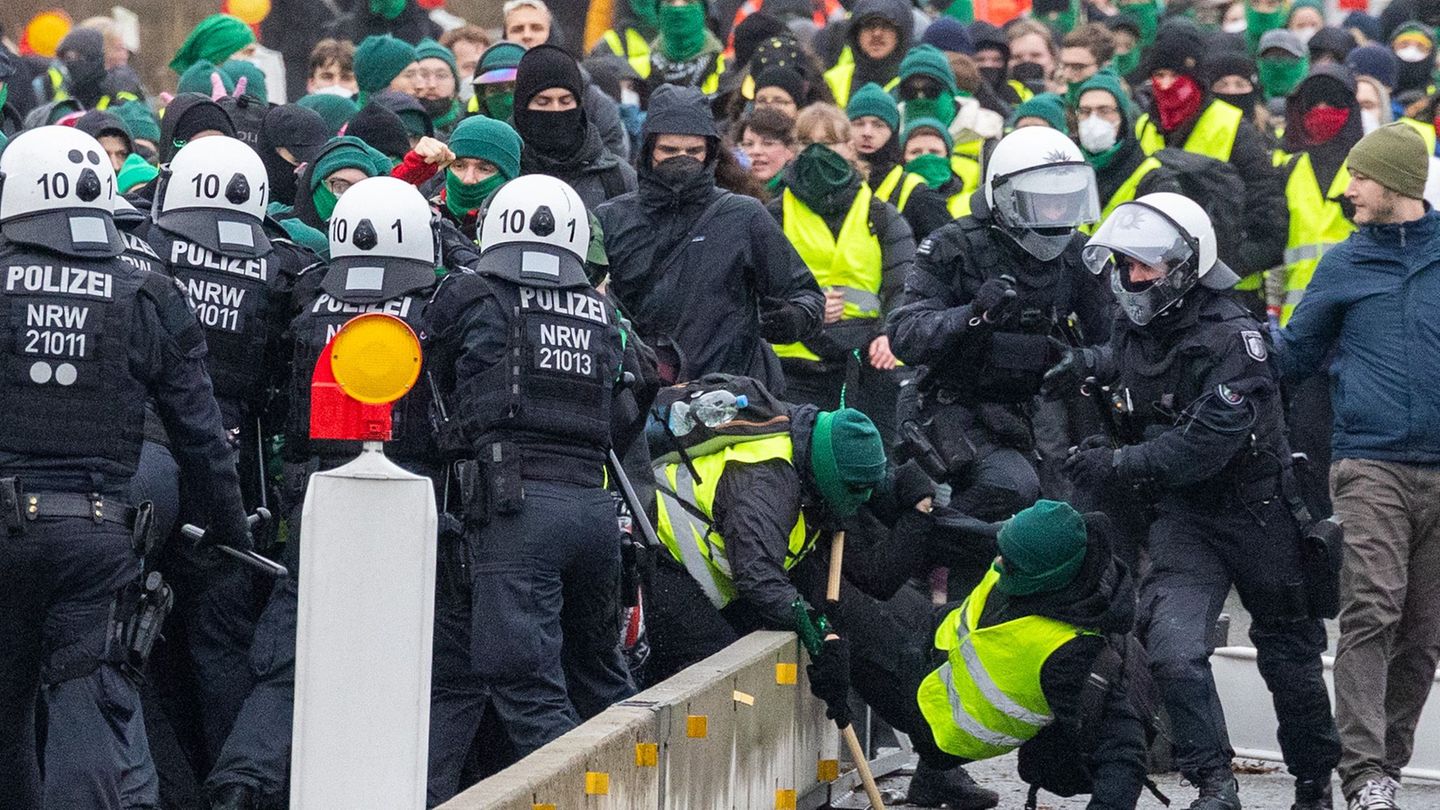 Polizei und Gegendemonstranten treffen während der Neugründung der AfD-Jugend aufeinander