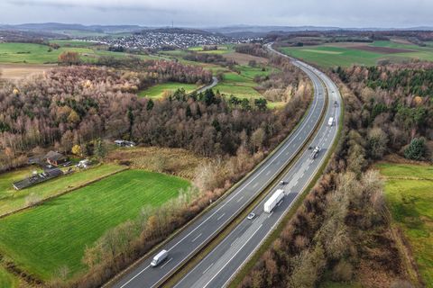 Blick auf die Autobahn 45 in der Nähe von Olpe, wo die Hände gefunden wurden. (Archivbild) Foto: Alex Talash/dpa