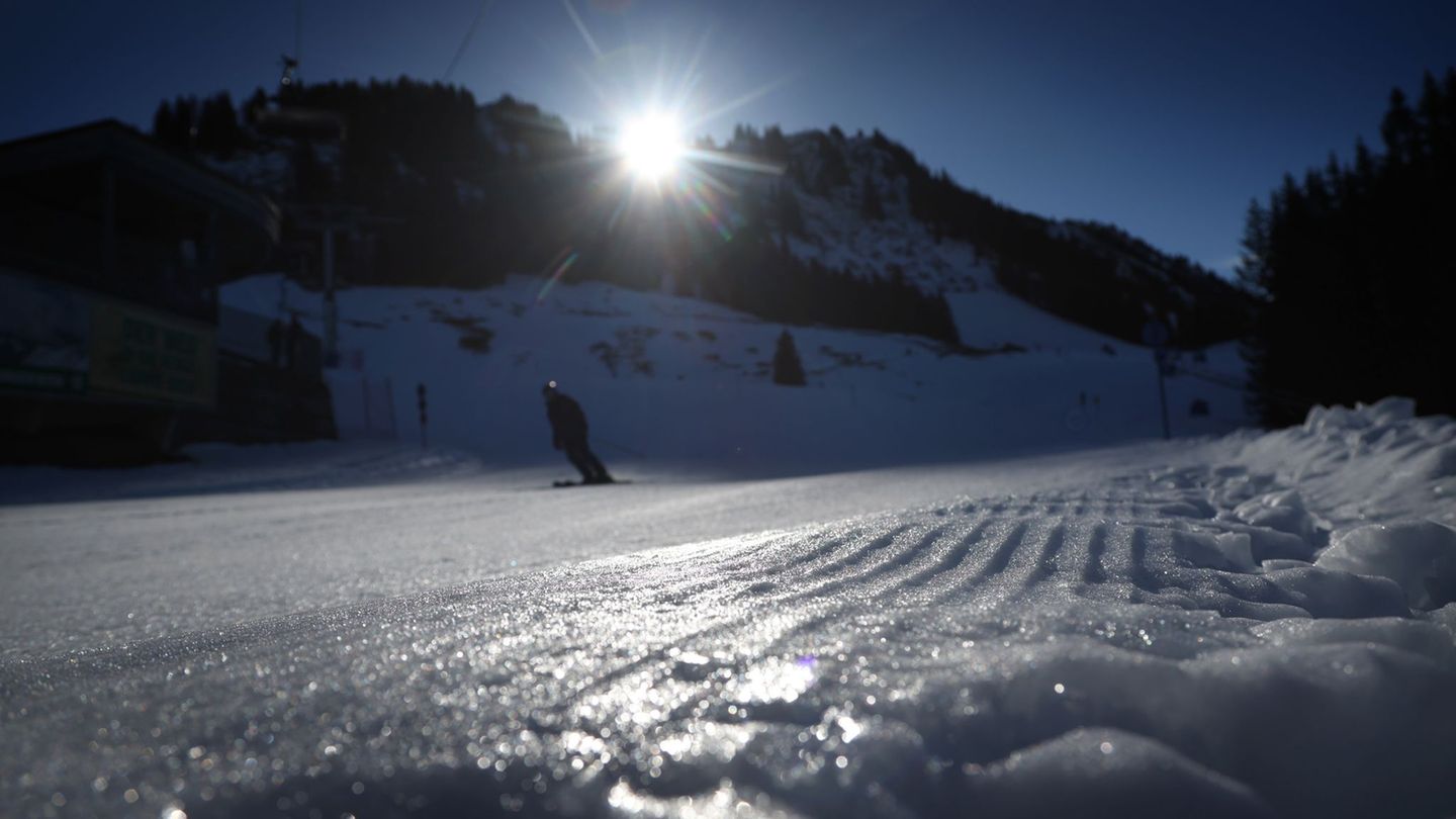 Der 41-Jährige wurde bei dem Sturz am Söllereck schwer verletzt. (Archivbild) Foto: Karl-Josef Hildenbrand/dpa