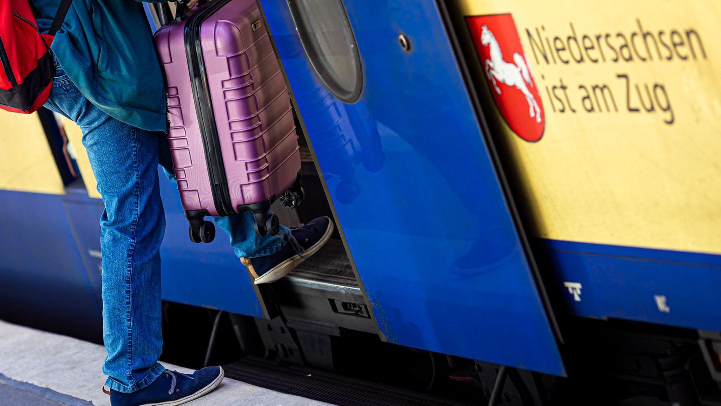 Licht und Schatten bietet der Fahrbahnwechsel Mitte Dezember für Reisende im Nahverkehr. (Symbolbild) Foto: Moritz Frankenberg/d