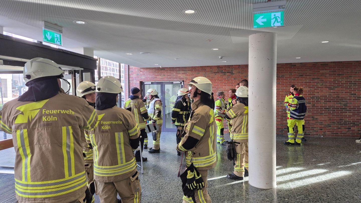 Mit insgesamt 44 Einsatzkräften und 20 Fahrzeugen waren Feuerwehr und Rettungsdienst am Berufskolleg im Einsatz. Foto: Sascha Th
