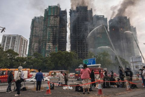 Feuer über den Hochhäusern nach dem Großbrand am Mittwoch