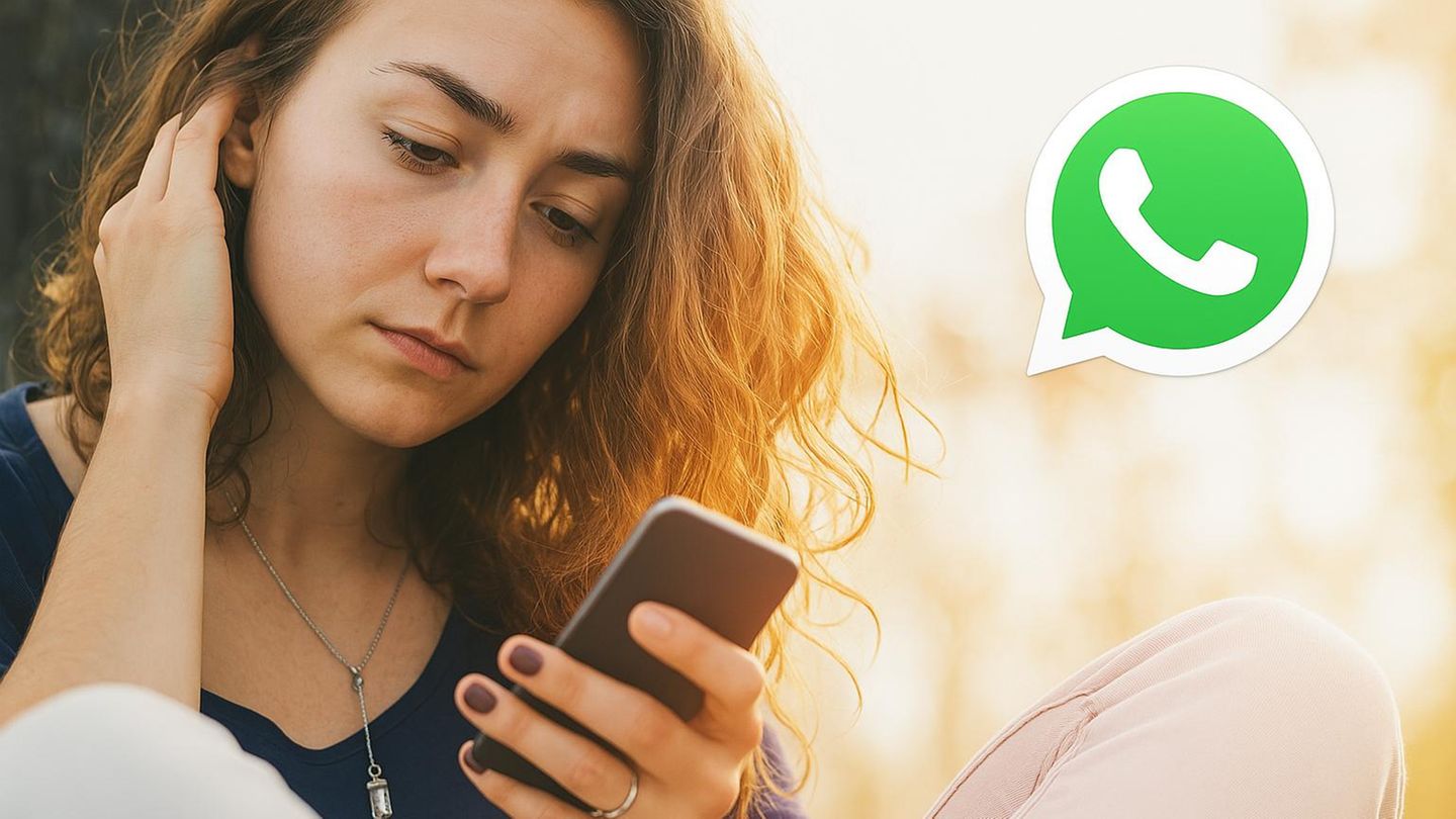 Eine Frau checkt Nachrichten auf Whatsapp