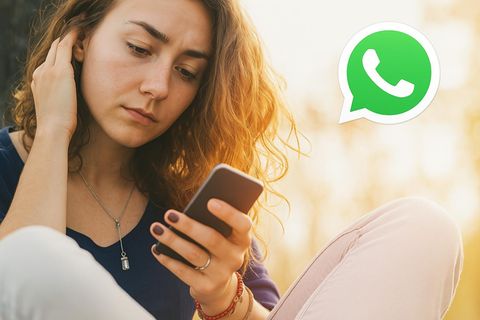 Eine Frau checkt Nachrichten auf Whatsapp