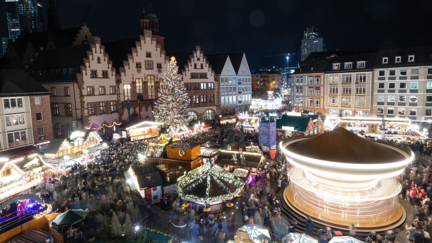 Ein neues Pilotprojekt ermöglicht es, die Besucheranzahl auf dem Weihnachtsmarkt auf dem Römerberg zu sehen (Archivbild). Foto: