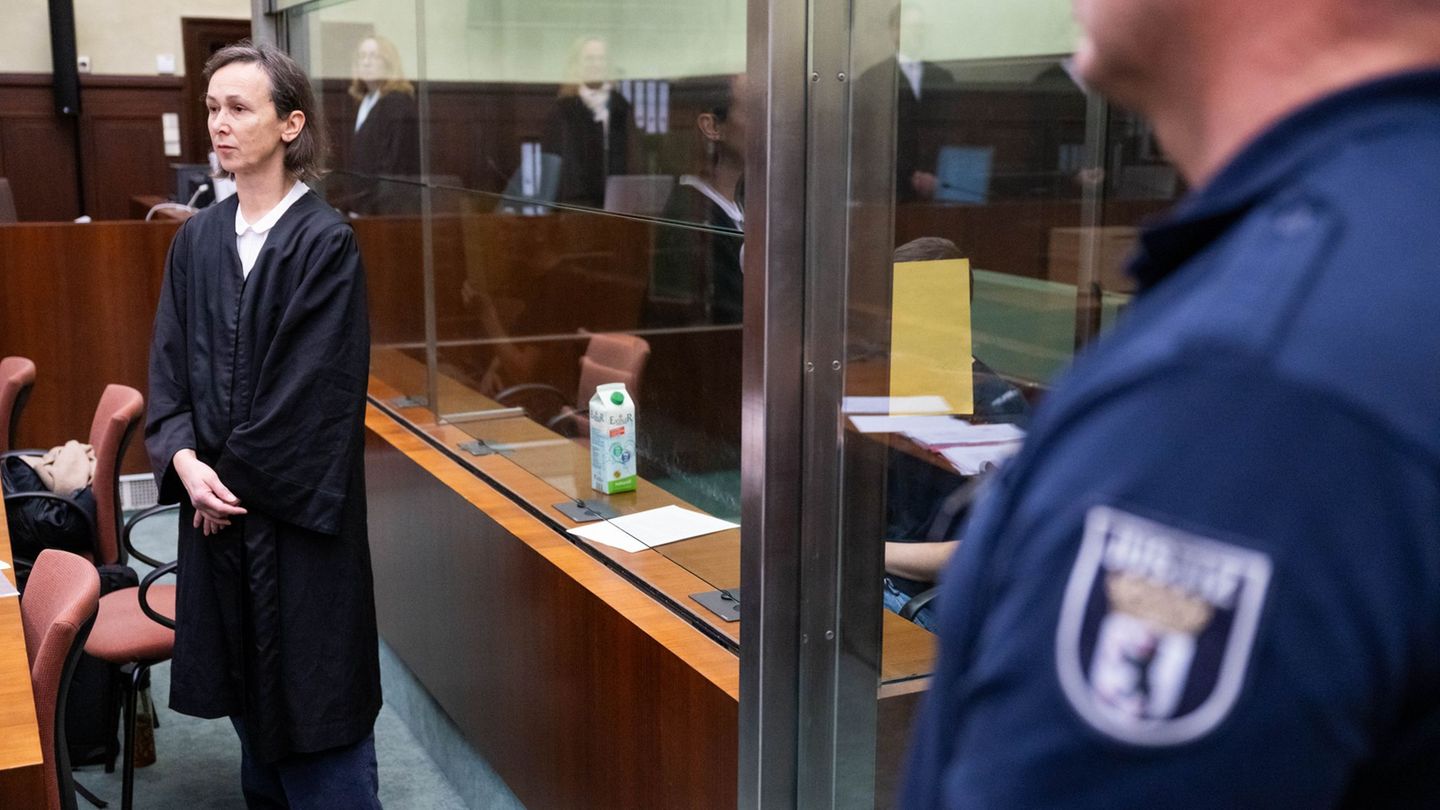 Der angeklagte, mutmaßliche IS-Unterstützer (M) sitzt zu Beginn seines Prozesses im Gerichtssaal hinter einer Glasscheibe Foto: