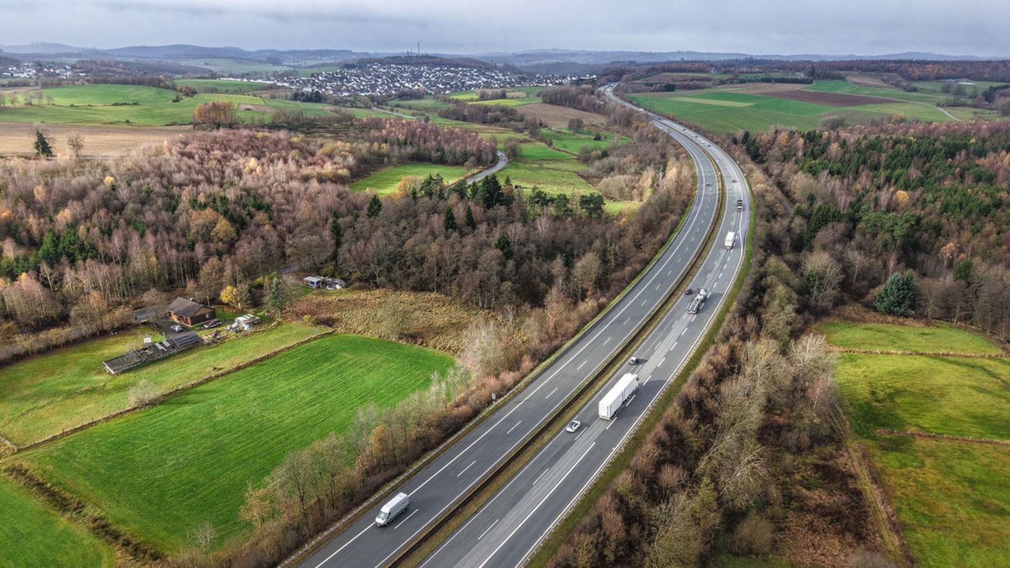 Blick auf die Autobahn 45 in der Nähe von Olpe, wo die Hände gefunden wurden. (Archivbild) Foto: Alex Talash/dpa