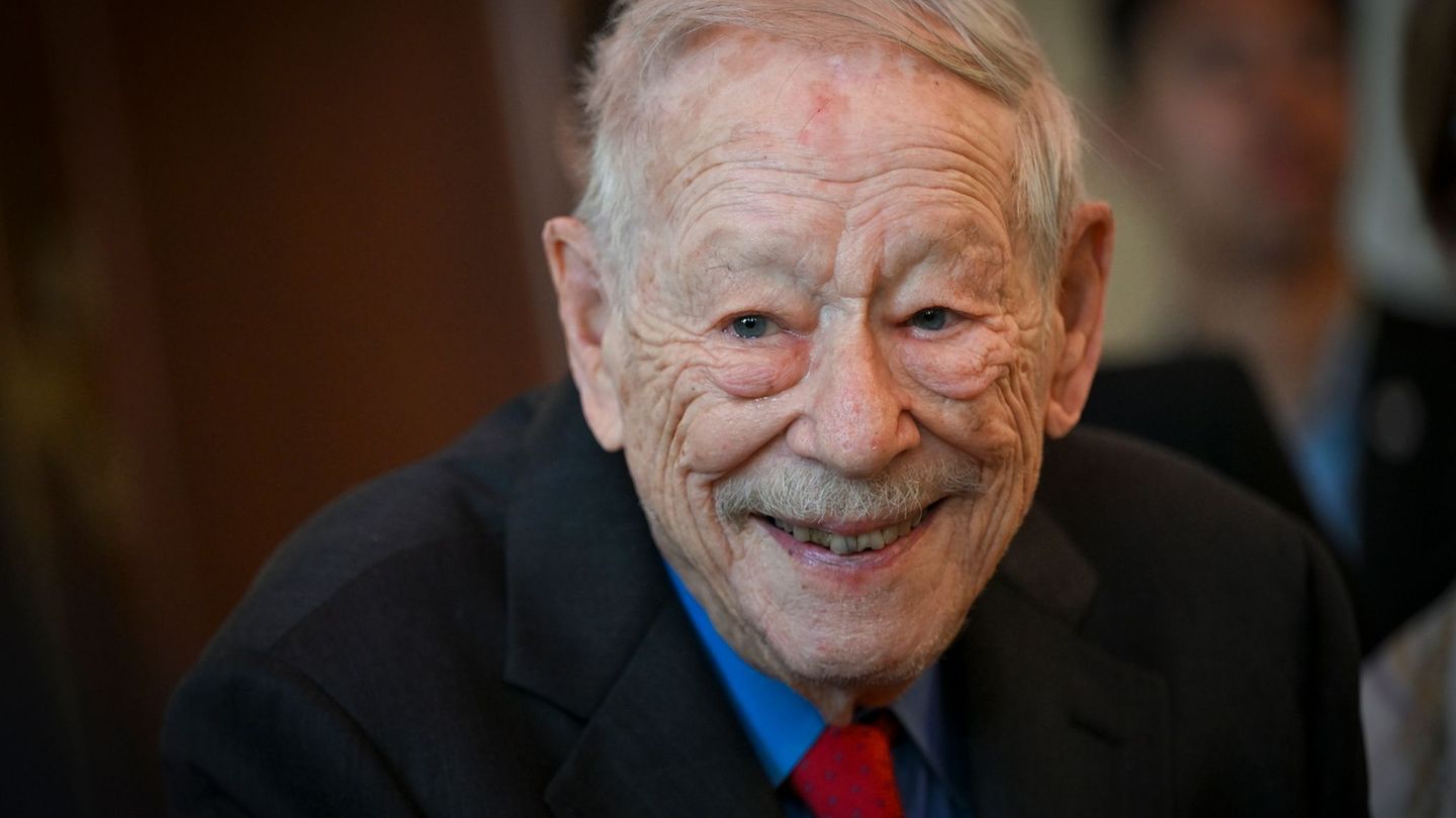 Michael Blumenthal wurde für seine Verdienste in Berlin geehrt. Foto: Jens Kalaene/dpa