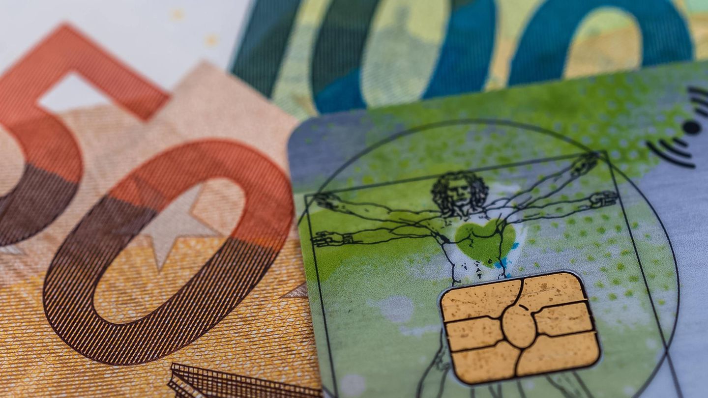 Krankenkassen Symbolbild: Ausschnitt einer Gesundheitskarte und eines 50- und 100-Euro-Scheins