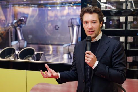 Circus-Gründer Bullwinkel spricht bei der Vorstellung des Kochroboters CA-1 in einem Rewe-Markt. (Archivbild) Foto: Henning Kais