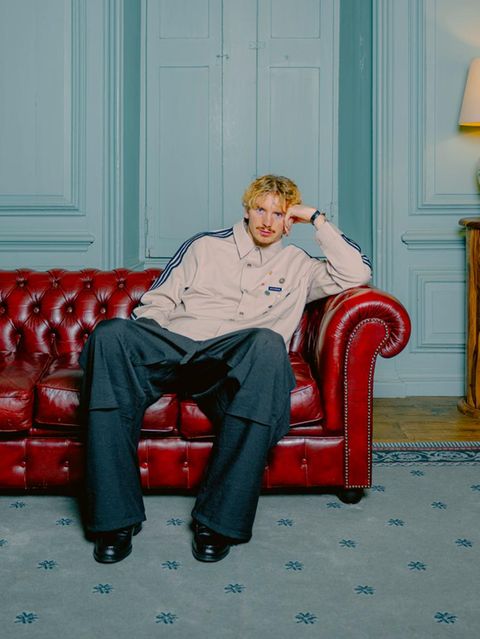 Nick Woltemade sitzt nach dem stern-Interview auf einer Couch in einem Altbau in Newcastle