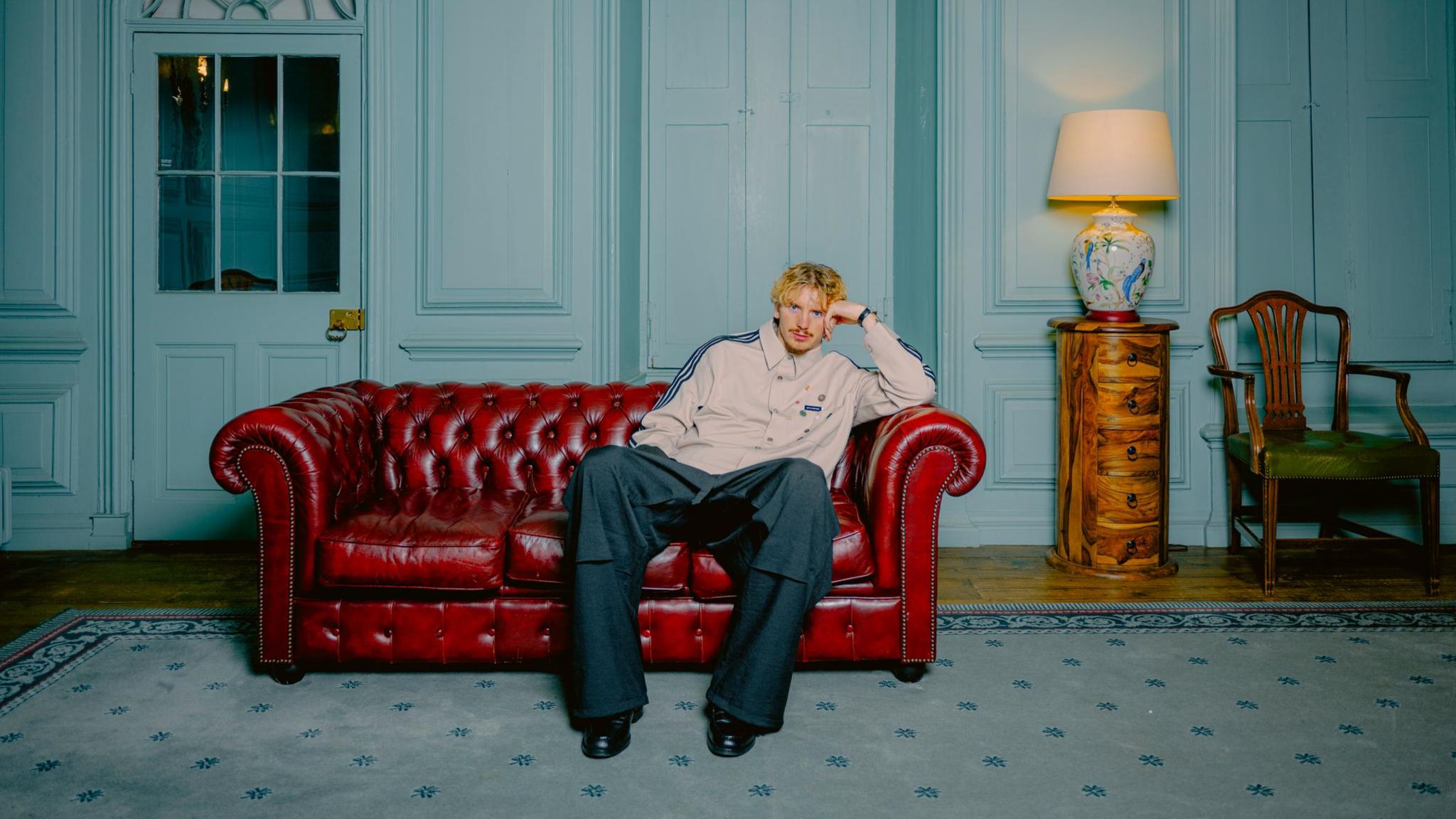 Nick Woltemade sitzt nach dem stern-Interview auf einer Couch in einem Altbau in Newcastle