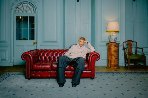 Nick Woltemade sitzt nach dem stern-Interview auf einer Couch in einem Altbau in Newcastle