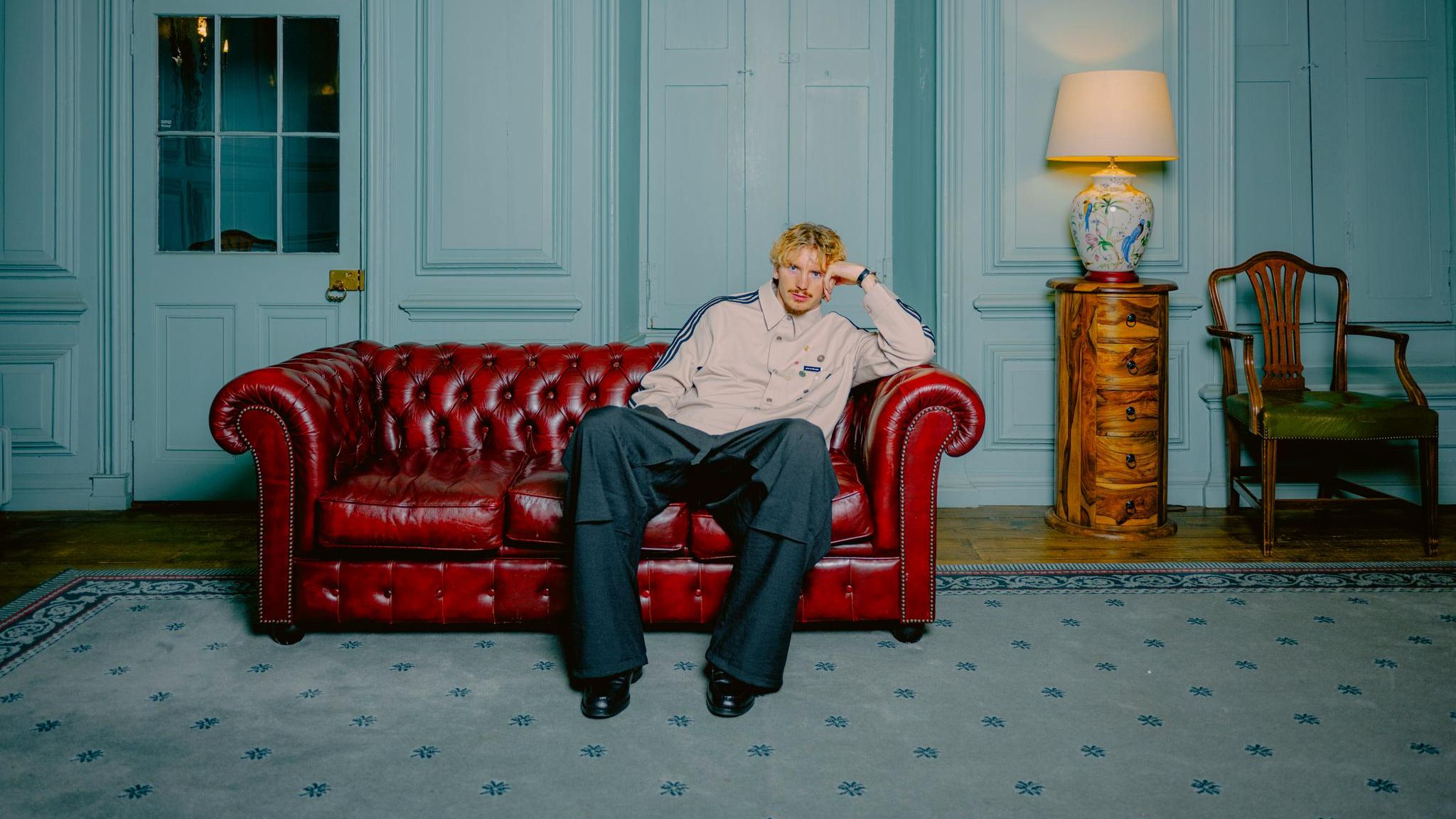 Nick Woltemade sitzt nach dem stern-Interview auf einer Couch in einem Altbau in Newcastle