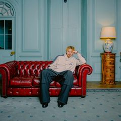 Nick Woltemade sitzt nach dem stern-Interview auf einer Couch in einem Altbau in Newcastle