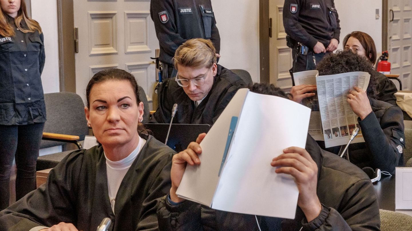 Sieben der zehn Angeklagten befinden sich in Untersuchungshaft. Foto: Markus Scholz/dpa