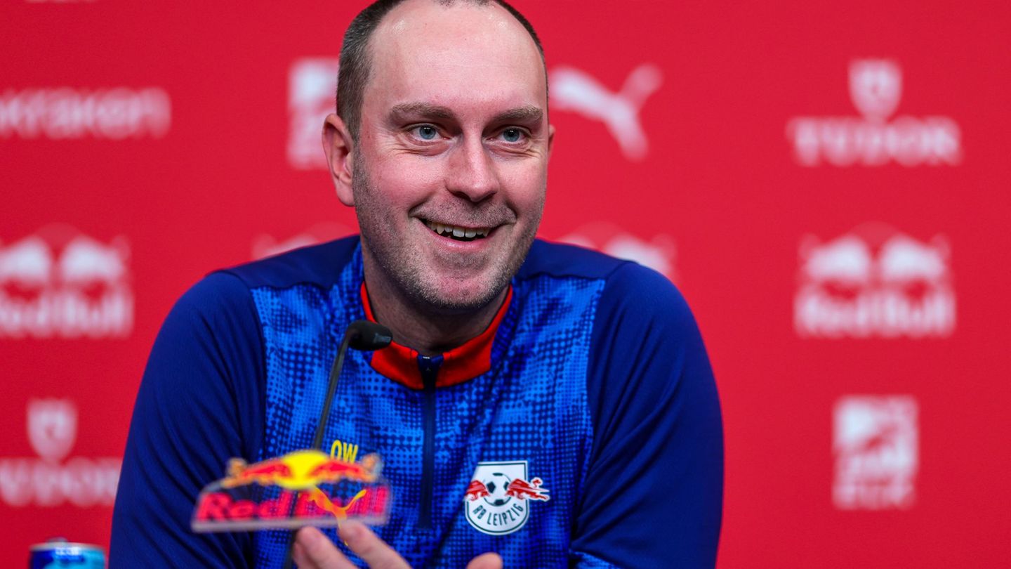 Cheftrainer Ole Werner (RB Leipzig) spricht in der Pk. Er sieht RB im DFB-Pokal gegen Magdeburg klar in der Favoritenrolle. (Arc
