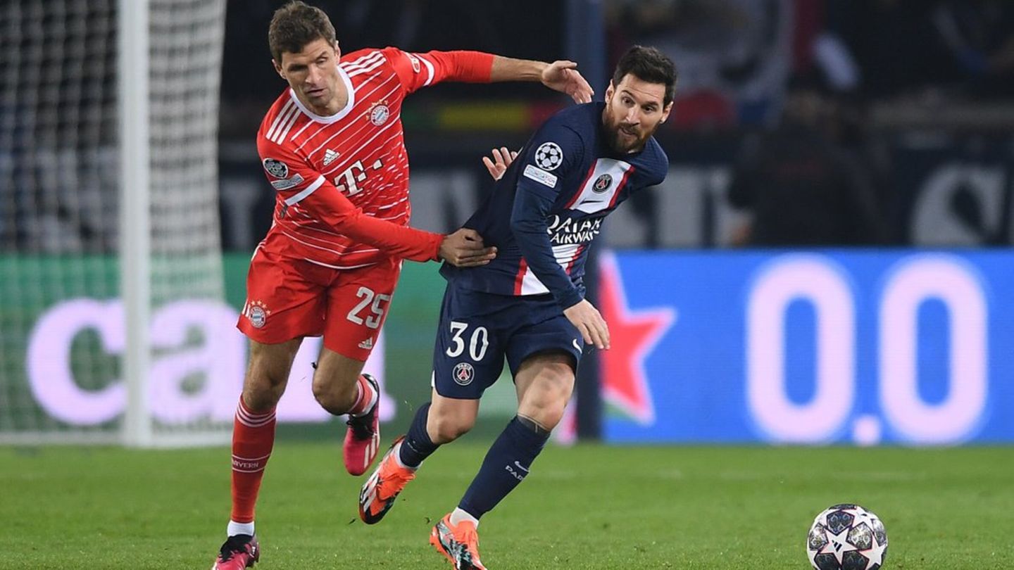 Stehen sich bald erneut auf dem Platz gegenüber: Lionel Messi (r.) im Zweikampf mit Thomas Müller - damals noch beim FC Bayern