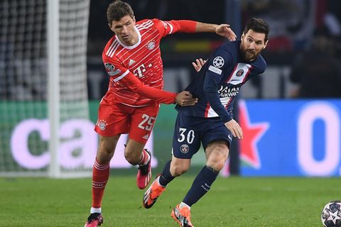 Stehen sich bald erneut auf dem Platz gegenüber: Lionel Messi (r.) im Zweikampf mit Thomas Müller - damals noch beim FC Bayern