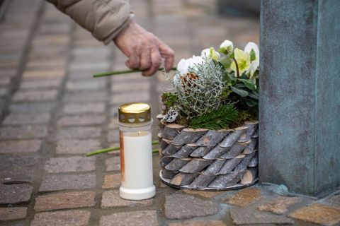 An der zentralen Gedenkstätte haben sich etliche Menschen versammelt. Foto: Harald Tittel/dpa