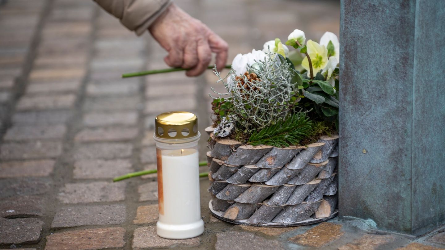 An der zentralen Gedenkstätte haben sich etliche Menschen versammelt. Foto: Harald Tittel/dpa