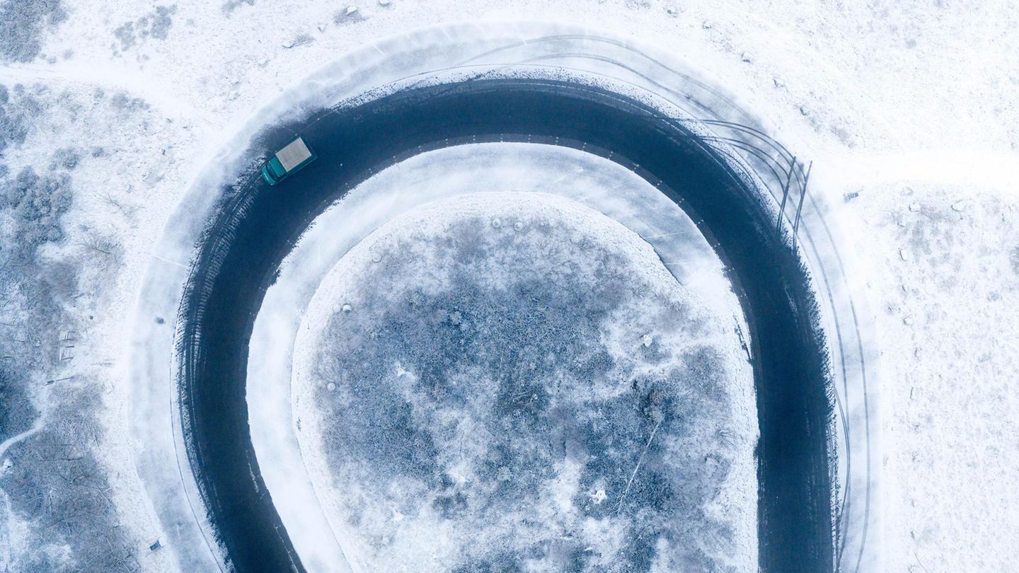 Winterberg, Deutschland. Der Ortsname wird diesem Bild mehr als gerecht: Ein Fahrzeug bahnt sich seinen Weg durch die verschneite Szenerie im Sauerland. Pünktlich zum meteorologischen Winteranfang sind die Felder rund um die nordrhein-westfälische Stadt in Puderzuckerweiß gehüllt
