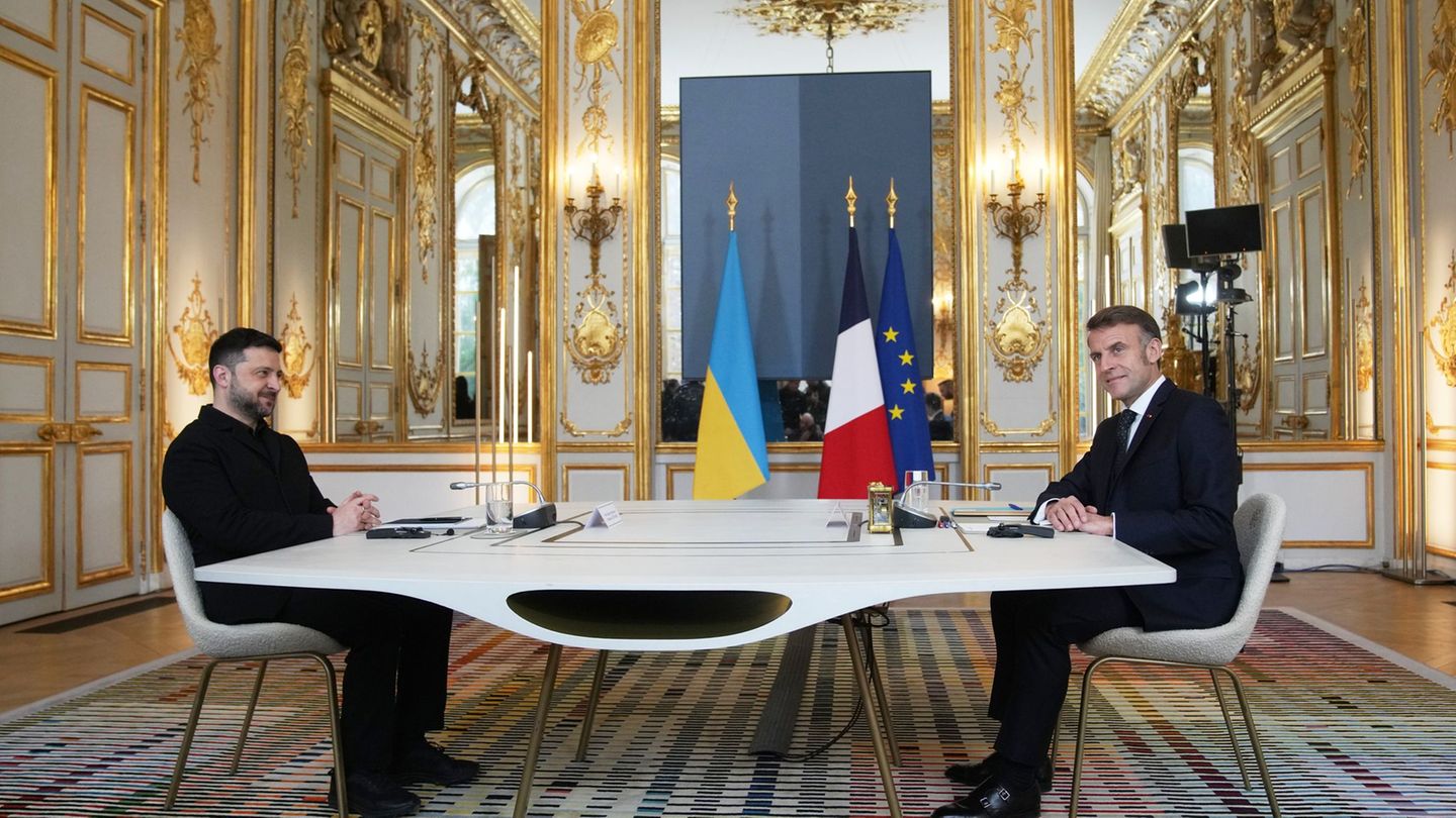 Macron und Selenskyj haben mit Verbündeten über die Gespräche für ein Ende des Krieges in der Ukraine beraten. Foto: Christophe