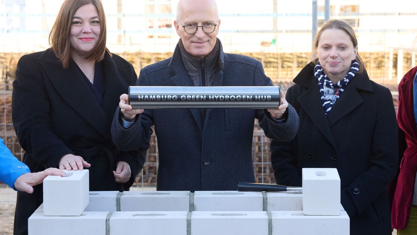 Grundsteinlegung für den Elektrolyseur: Umweltsenatorin Katharina Fegebank, Erster Bürgermeister Peter Tschentscher mit der Grun