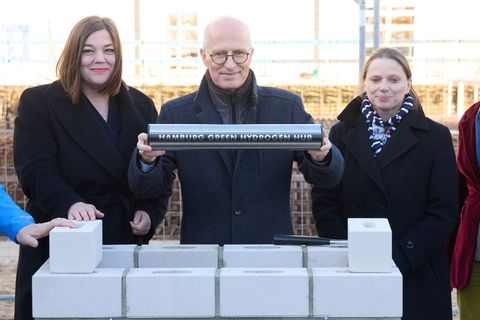 Grundsteinlegung für den Elektrolyseur: Umweltsenatorin Katharina Fegebank, Erster Bürgermeister Peter Tschentscher mit der Grun