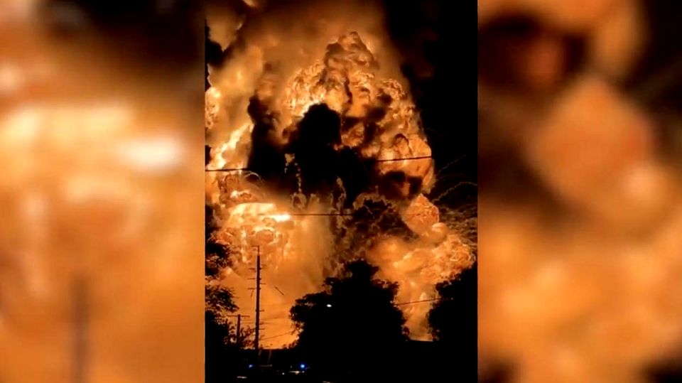 Explosion schießt 100 Meter in die Höhe