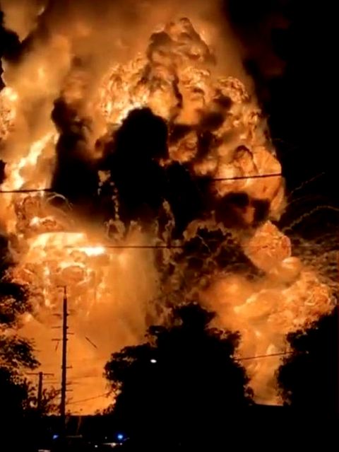 Explosion schießt 100 Meter in die Höhe