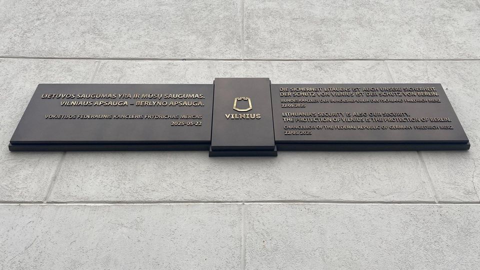 Die Gedenktafel mit einem Zitat von Friedrich Merz