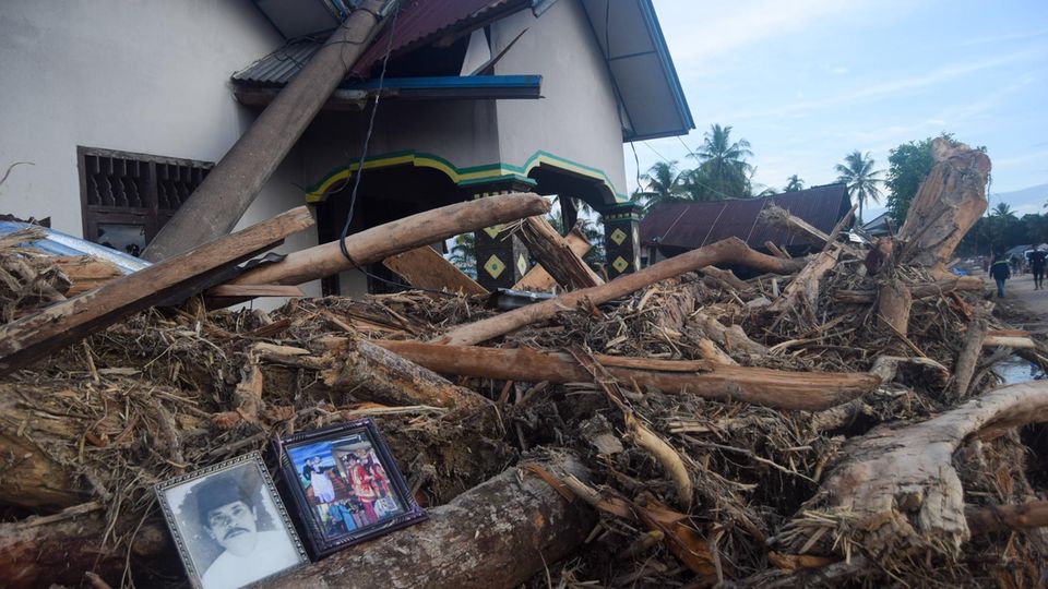 Massen der Zerstörung verwüsten Indonesien