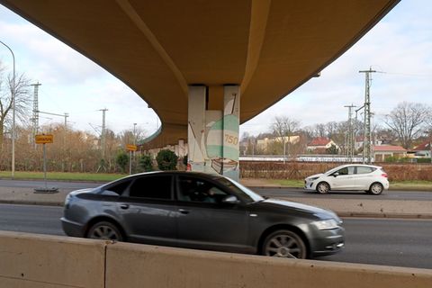 Die wegen Rissen gesperrte Herrenseebrücke führt unter anderem über eine vierspurige Straße. Foto: Bernd Wüstneck/dpa