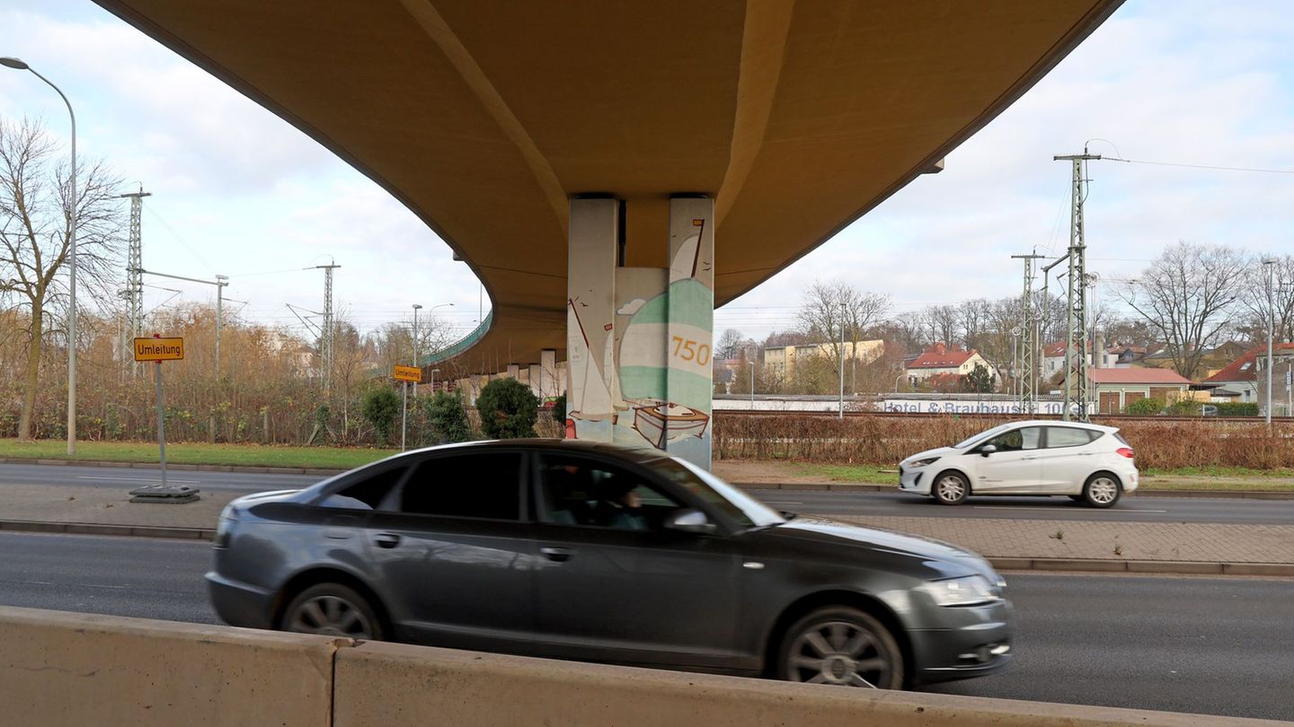 Die wegen Rissen gesperrte Herrenseebrücke führt unter anderem über eine vierspurige Straße. Foto: Bernd Wüstneck/dpa