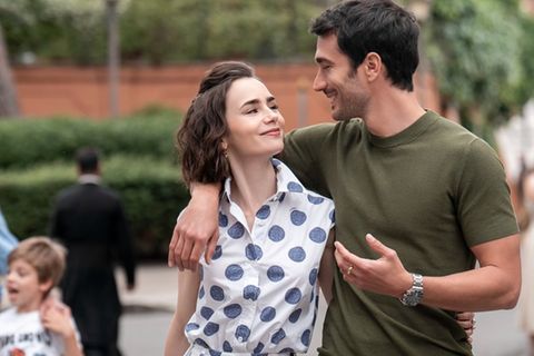 Verbringen schöne Stunden in Rom: Lily Collins' Emily Cooper und der von Eugenio Franceschini gespielte Marcello.